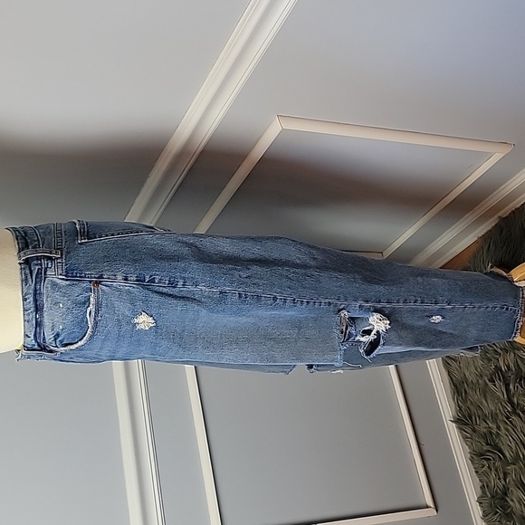 ABERCROMBIE & FITCH Curve Love The Mom High Rise Distressed Light Wash Jeans - Picture 4 of 8